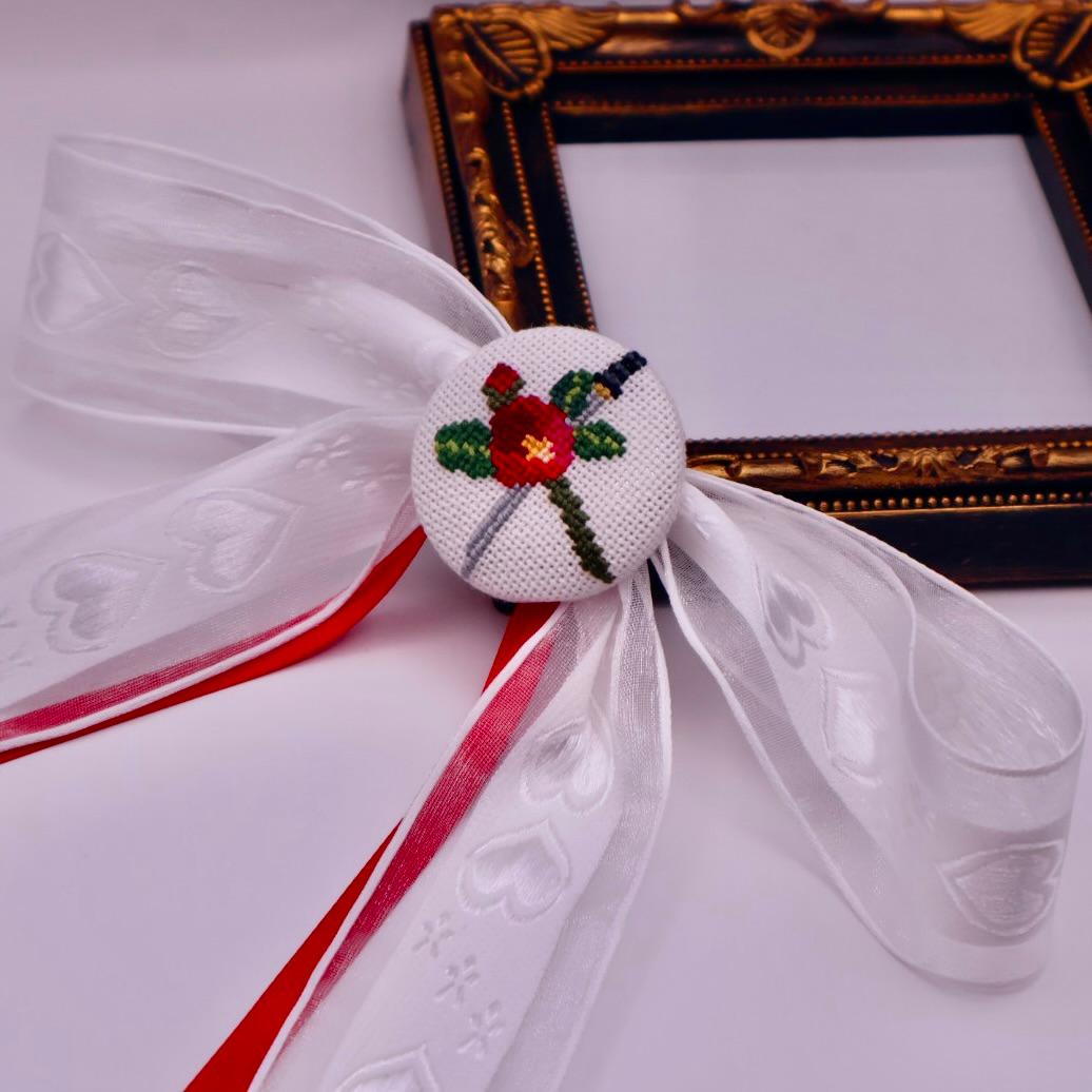 つばきと剣　くるみボタンのヘアリボン　クロスステッチ刺繍1枚目の画像